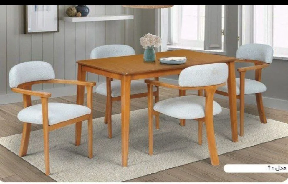 صندلی دسته‌دار چوبی با نشیمن روشن، نمونهٔ لوتوس وود